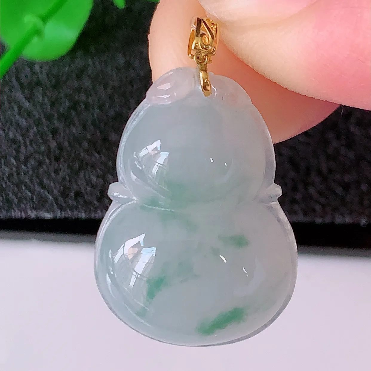 18K金镶嵌冰种飘花翡翠葫芦吊坠，葫芦寓意福禄双全，财源滚滚，佩戴效果优雅迷人！#49.13
