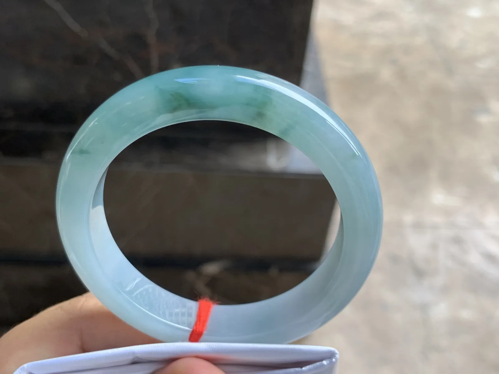 57-11.8-9.2mm
糯冰飘花手镯 底子细腻干净 水润