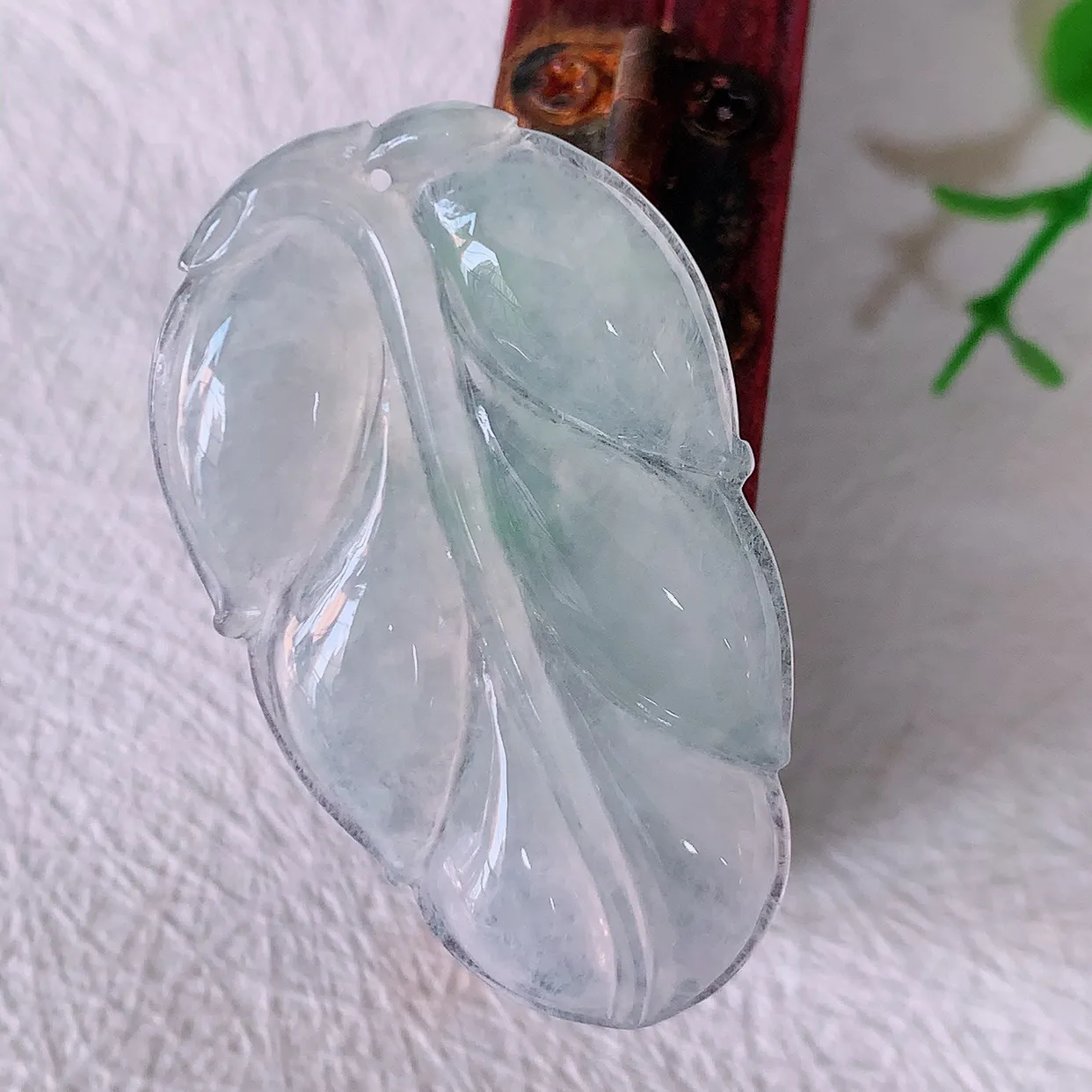 自然光实拍，冰种飘花翡翠事业有成叶子吊坠，莹润且起胶，叶子清秀优雅，佩戴大业有成！#57.13