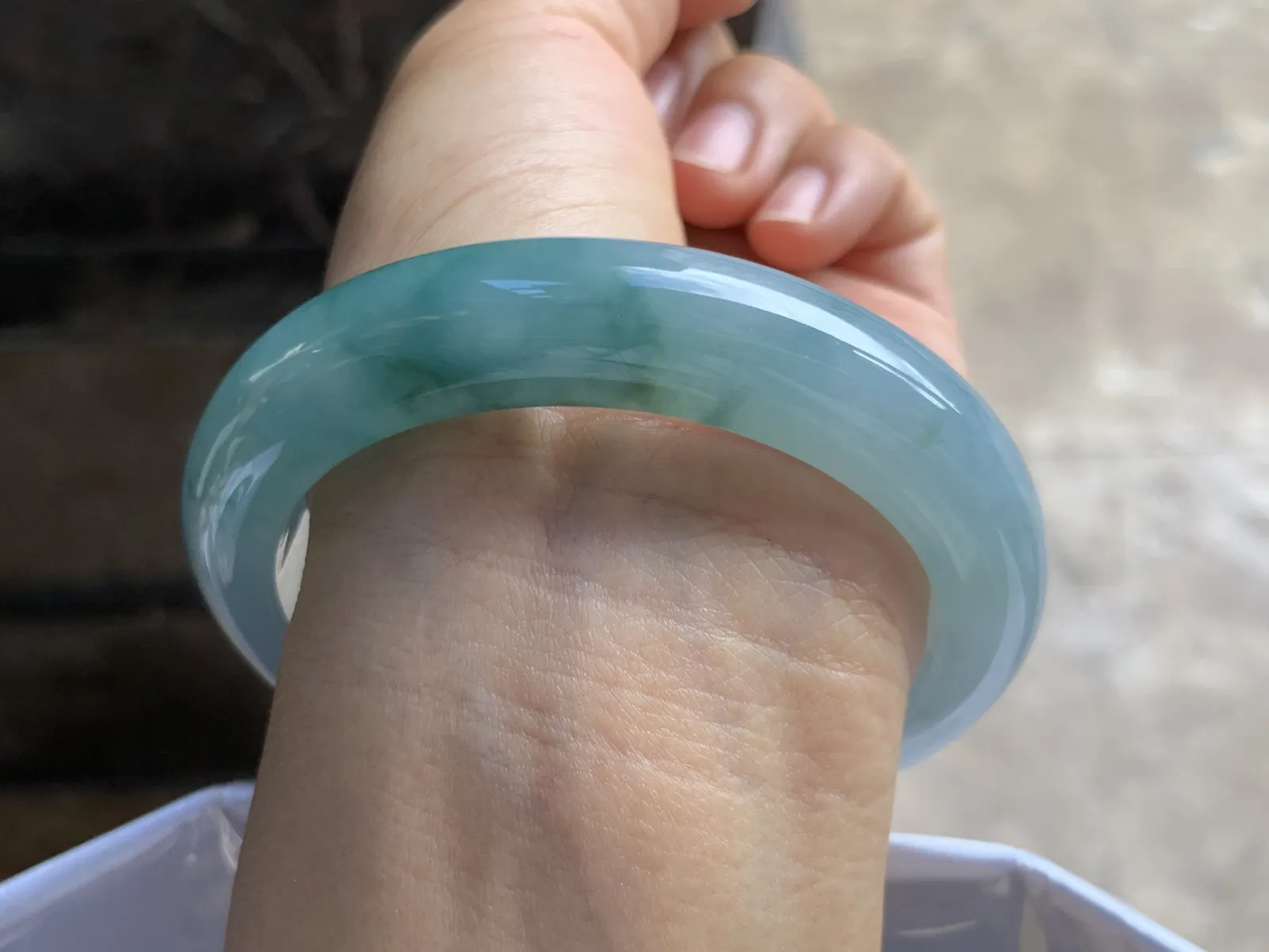 57-11.8-9.2mm
糯冰飘花手镯 底子细腻干净 水润