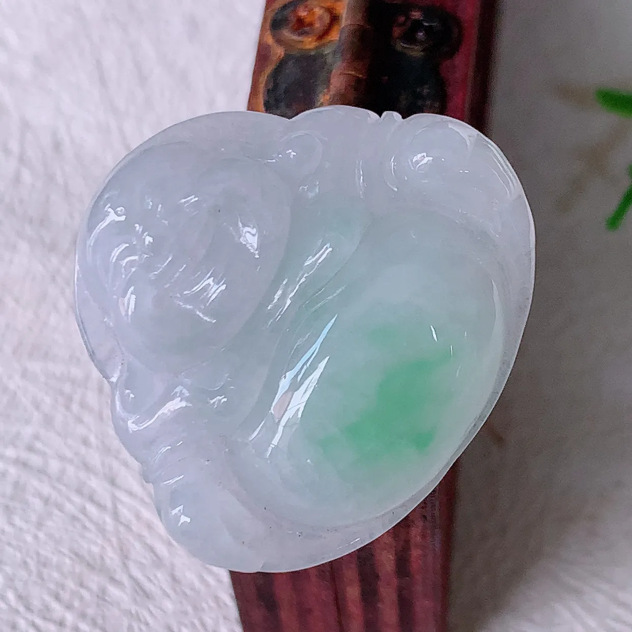 自然光实拍，冰润飘绿佛公吊坠，翡翠开心笑佛，种老水足，颜色漂亮，立体饱满圆润，佩戴效果赞#57.13