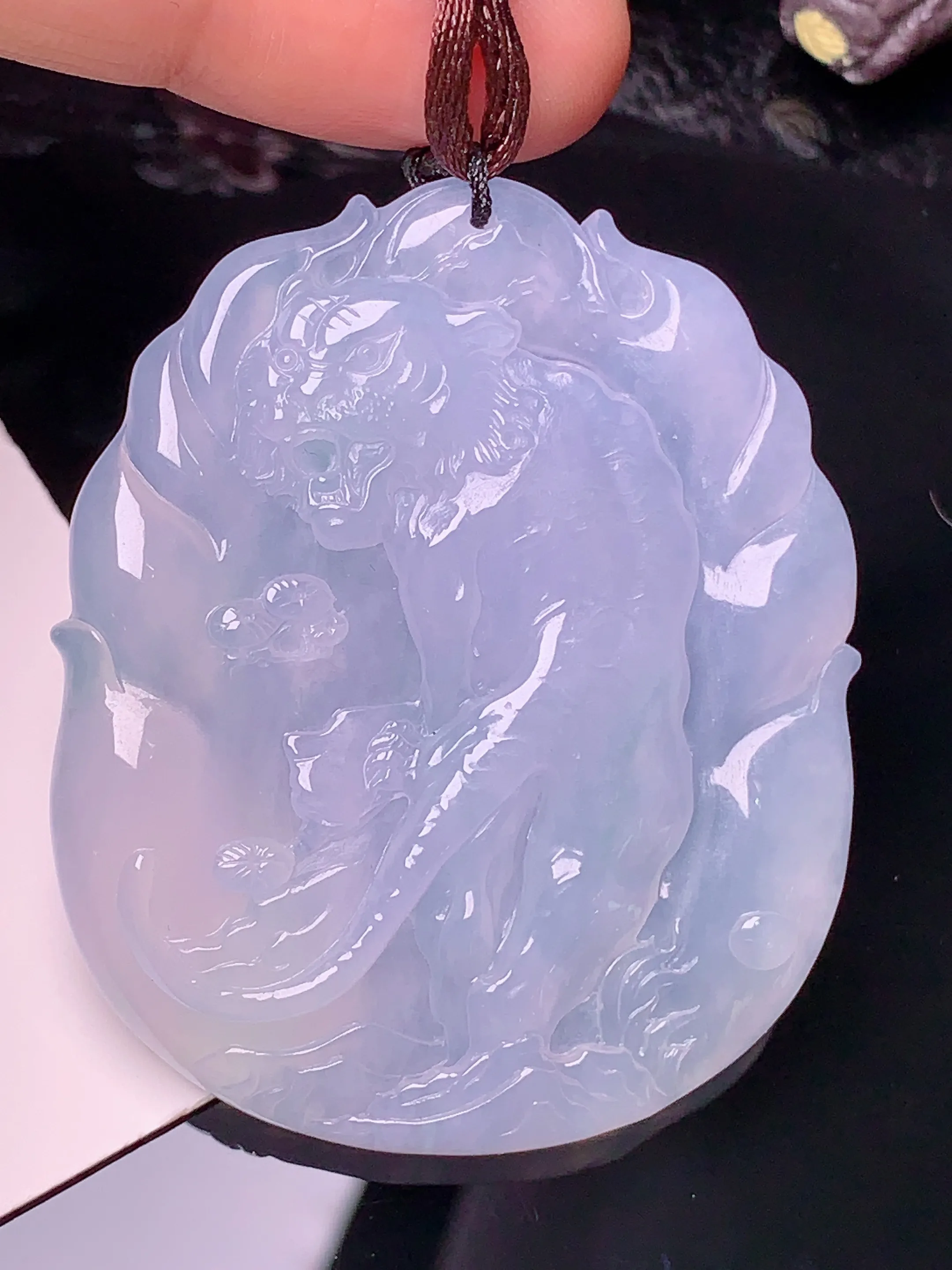 冰种生肖虎吊坠 玉质细腻 色泽清新艳丽 整体尺寸50.8*42.5*6