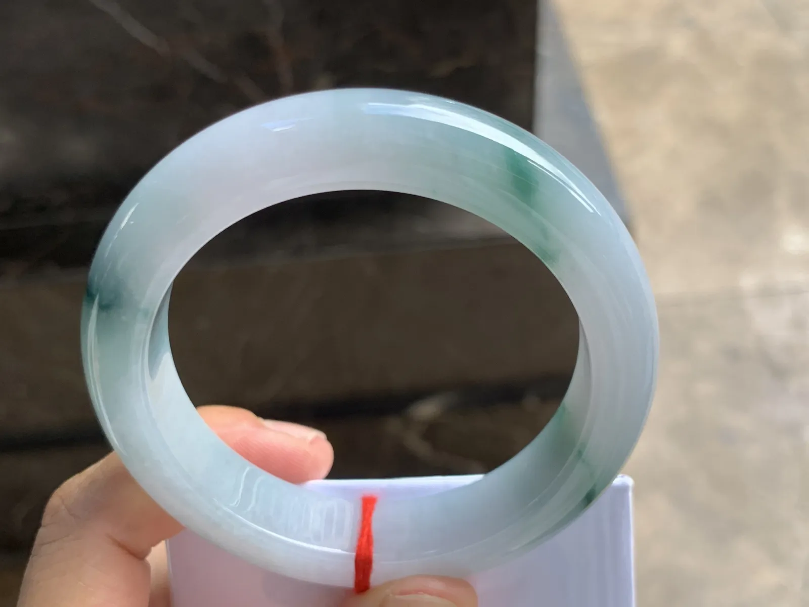 56-13-9.8mm
糯冰飘花手镯 底子细腻干净 花色漂亮
