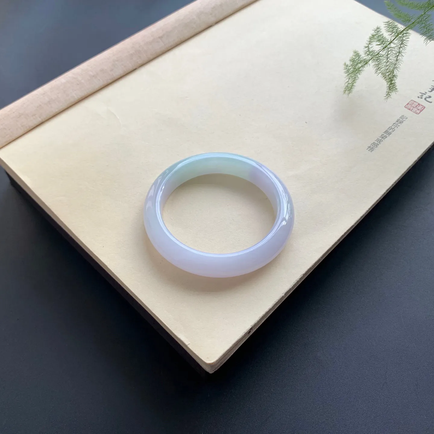 58圈口底色正圈手镯 尺寸：58-11.2-8.3，无纹裂，细腻釉洁，色泽清新淡雅