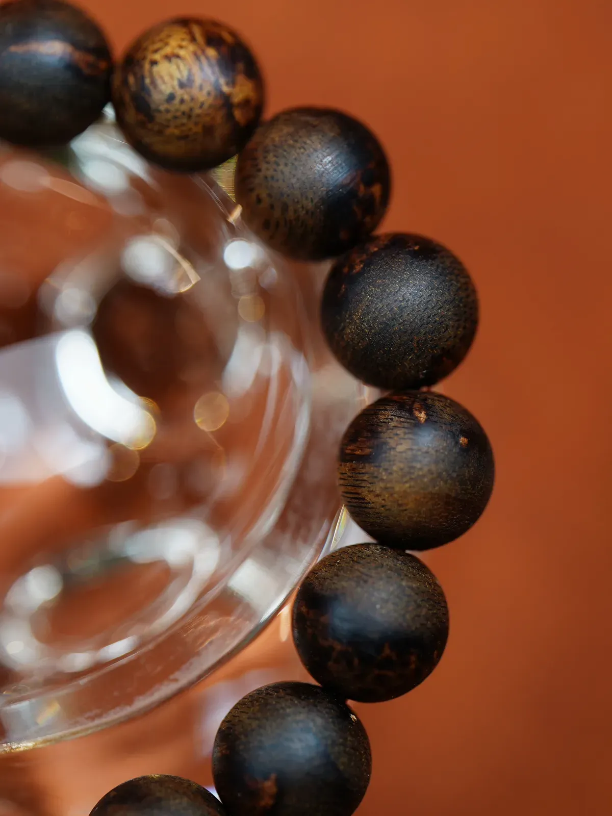 【越南芽庄白奇楠沉水·12mm】18.95 克

甄选奇楠沉水老料，油脂丰腴如凝脂，珠体圆润饱满，恰如将万千香韵凝于方寸，颗颗莹润中透着岁月淬炼的温润光泽。
香韵初绽便是清冽如泉，带着直抵心魂的穿透力，瞬间唤醒沉寂的感官；继而蜜甜裹挟着花香层层漫溢，似有晨露轻拂过繁花，温润中透着沁骨的馥郁；尾调沉淀出绵柔奶香，混着一丝若有若无的回甘，凉与甜交织，浓与淡相济，变化间藏着无尽灵动，过鼻难忘，余韵绕腕不散。
佩戴间，既有指尖触到的温润，也有鼻息萦绕的香魂，是日常相伴的静心之物，是可触碰的香道传奇，是“三生有幸，方遇奇楠”的生动注脚，更是可传世的香中瑰宝！