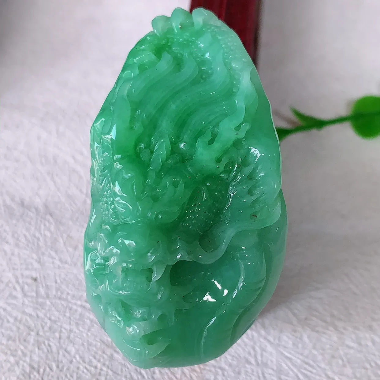 自然光实拍，精雕满绿翡翠龙牌吊坠，龙行天下，雕工立体精湛，翡翠龙牌，种老水足，配戴霸气时尚，值得收藏