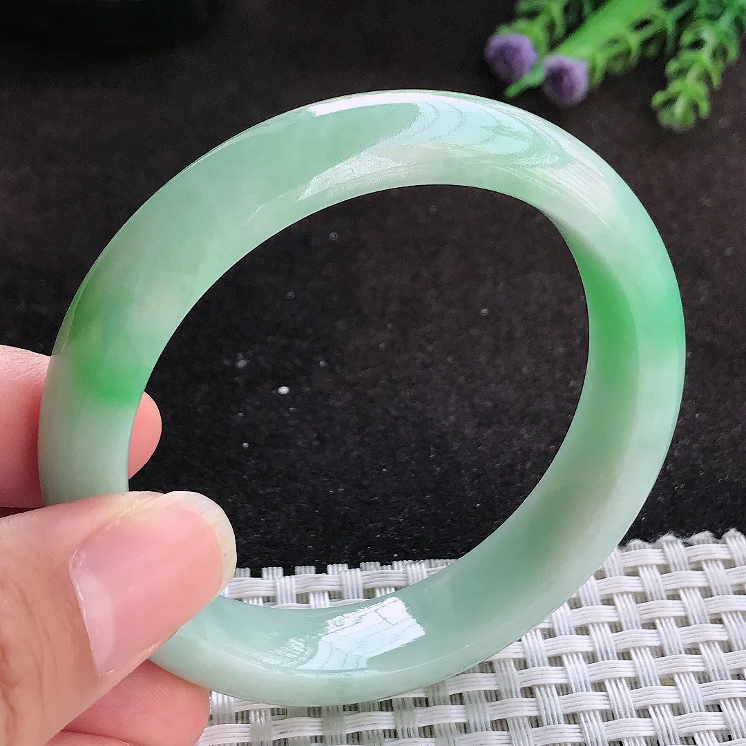 自然光55/13.5/8.3老坑精美温润飘绿手镯玉镯子美人镯手环