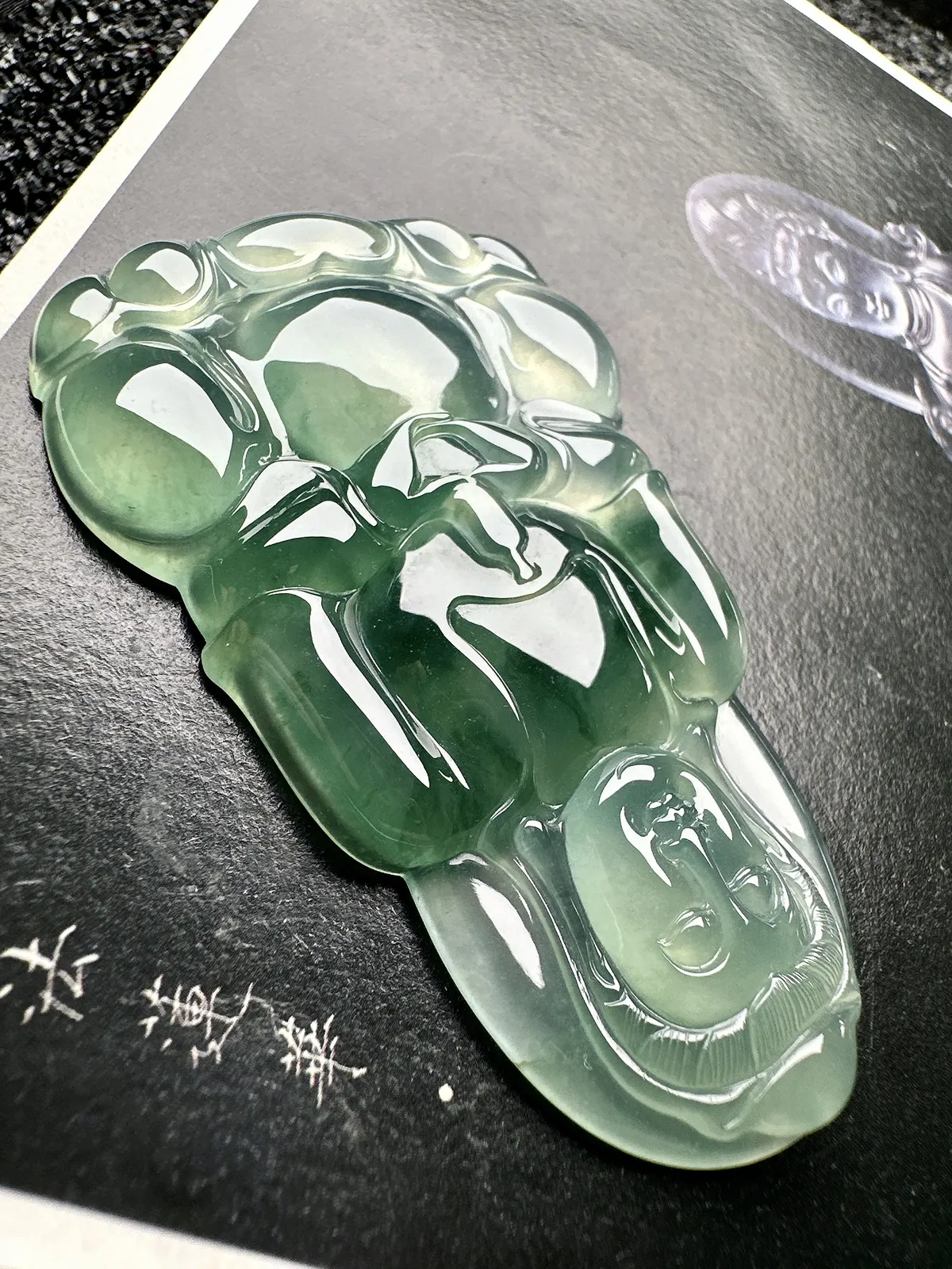 【冰种飘花观音】质地细腻，通透度上佳，冰感十足，适合佩戴