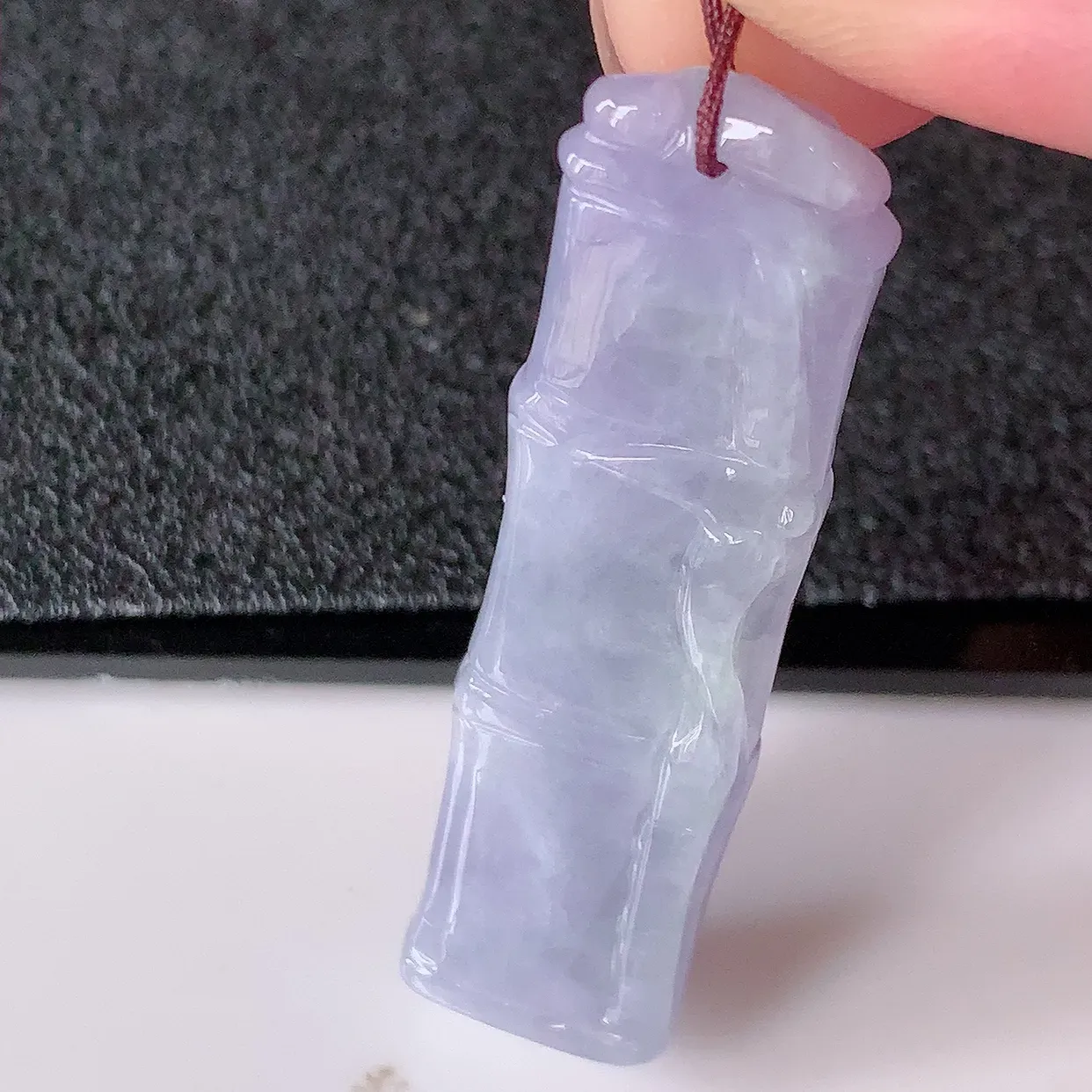 自然光实拍，冰紫罗兰翡翠竹节吊坠。竹节寓意“节节高，官运亨通，前程似锦，水润莹泽，清秀高雅，佩戴精美！#05.13