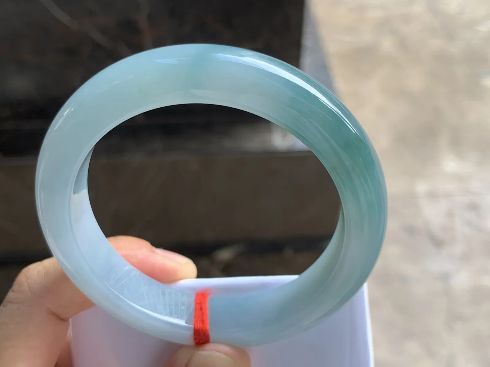 57-11.8-9.2mm
糯冰飘花手镯 底子细腻干净 水润