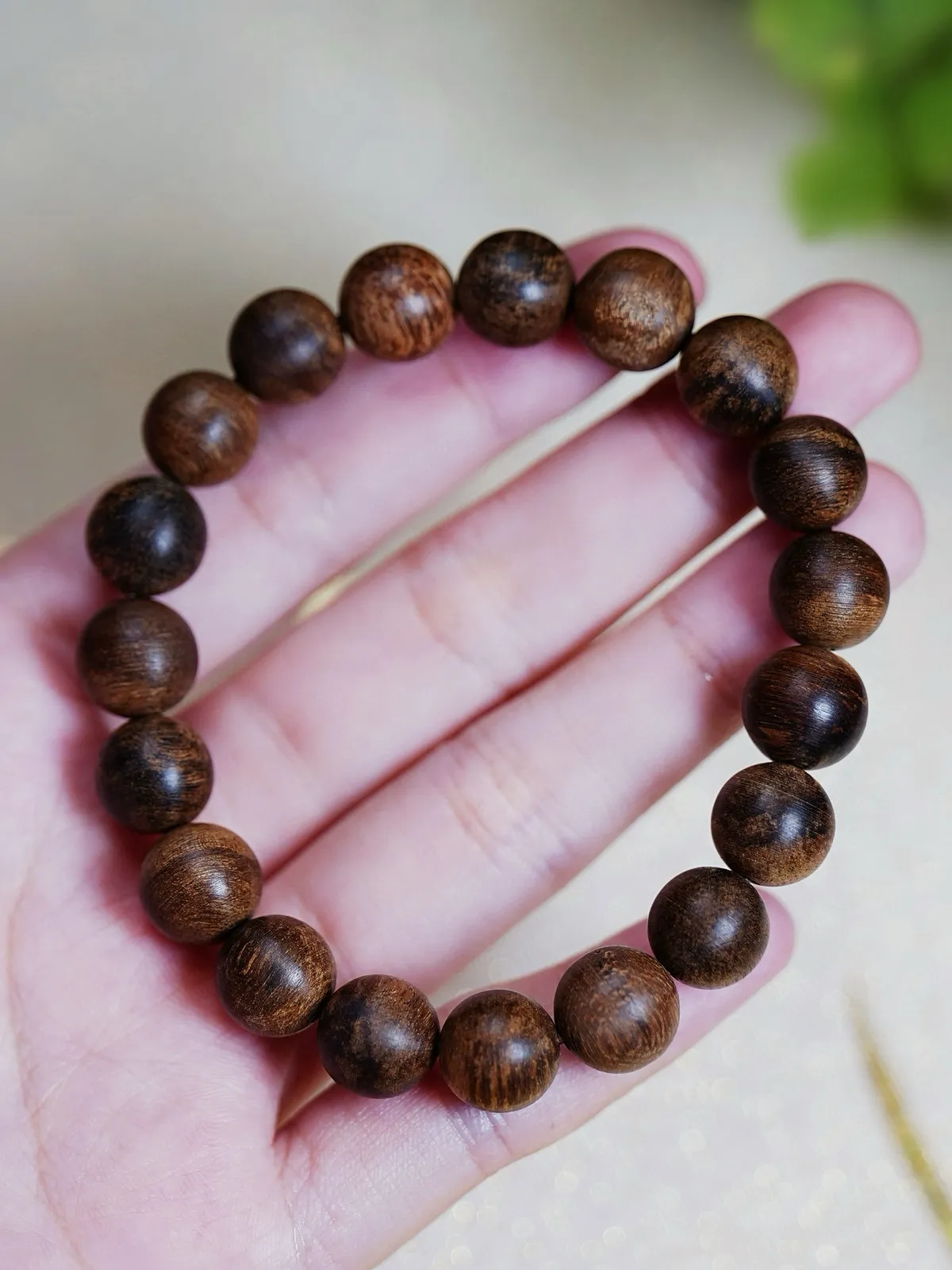 【达拉干沉水·10mm】11.6 克
精选老料，油脂饱满，触之温润如脂，光线下漾着琥珀般的内敛光泽。