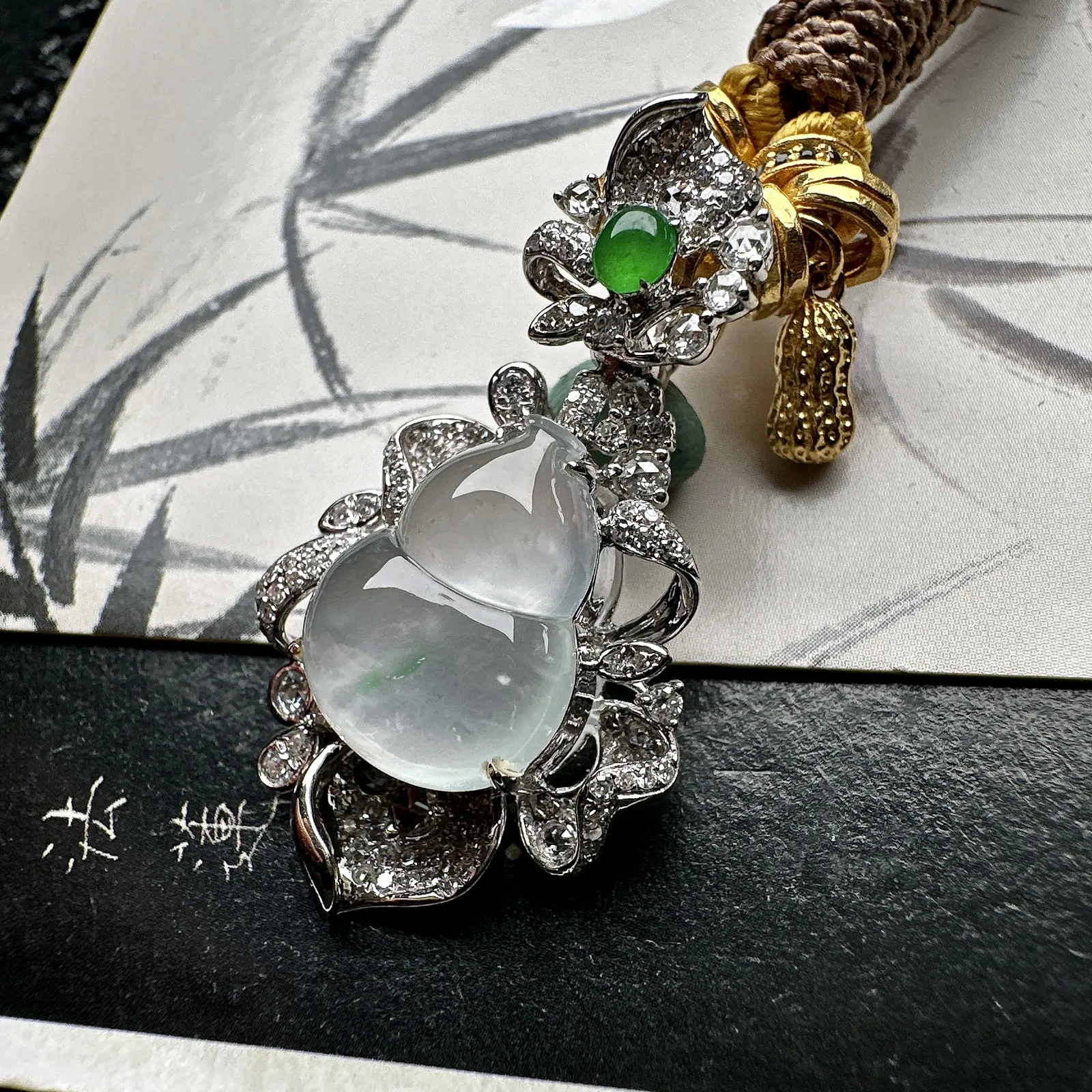 【冰种葫芦吊坠】质地细腻清爽，荧光感强烈，18K金钻镶嵌，裸石尺寸15.1*11.8*4.3毫米，盘缠足金镶嵌