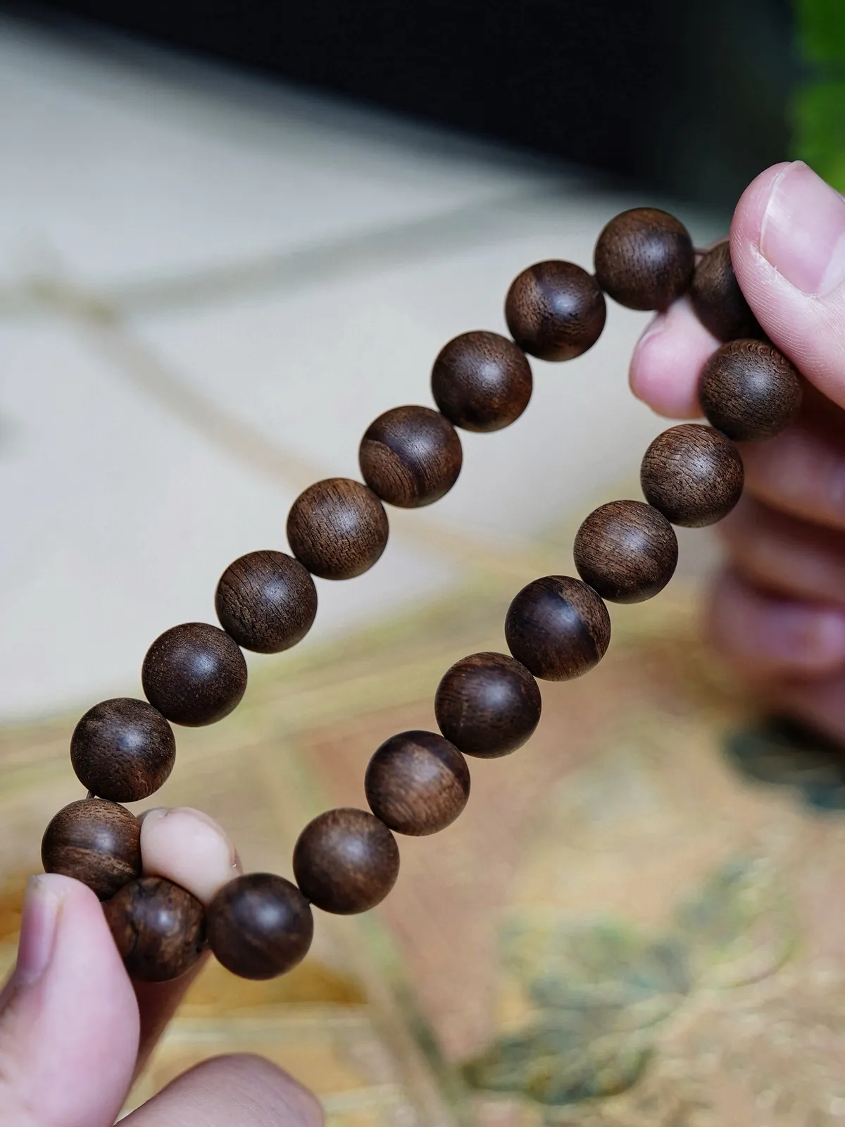 【菩萨棋沉香手串 10mm】 11.2 克
精选老料，油脂软糯，细密毛孔如棋局错落，油线自然交错，形成独特的“琥珀底”光泽，10mm 规格恰好贴合腕间弧度，不张扬却自带贵气。
菩萨棋生闻就很浓郁，香气非常的“张扬”，清幽细甜，扑面而来的花香，带有丝丝缕缕的蜜甜韵，
甜意里还藏着几分梅子蜜饯的酸甜，生津感从鼻尖漫到舌尖，鲜活又灵动。再品，胭脂般的柔媚与肉桂的微辛交织，一丝乳香悄然浮现，不是厚重的腻，而是清润的雅，尾调裹着薄荷般的凉，从喉间直抵心脾，层次翻涌如曲，迷人多变！

接触人体的温度，香韵更显醇厚，棋韵悠悠，无论是日常佩戴添雅致，还是静处时细嗅品香，都能让身心浸在这多变迷人的香息里，藏着惠安系的清贵，也带着“小奇楠”的独特风骨，上手即是格调。