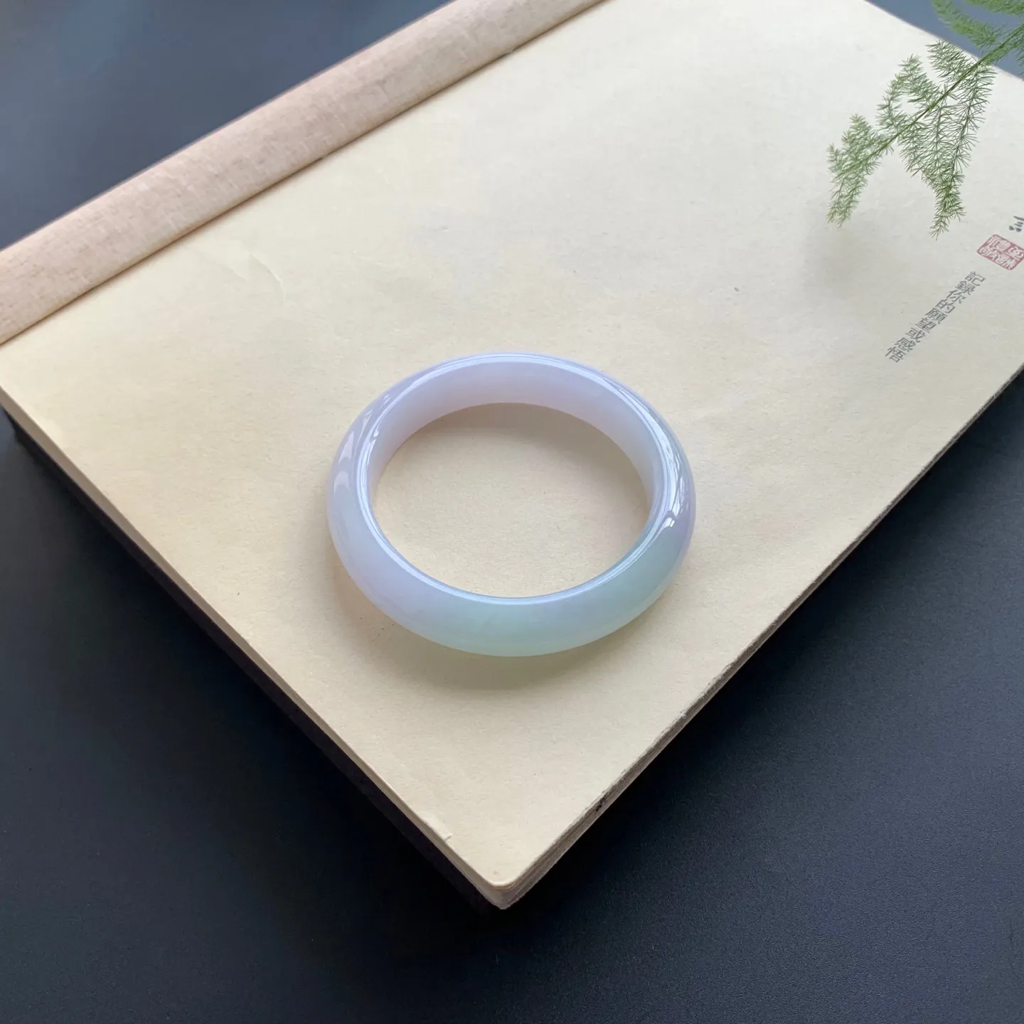 58圈口底色正圈手镯 尺寸：58-11.2-8.3，无纹裂，细腻釉洁，色泽清新淡雅