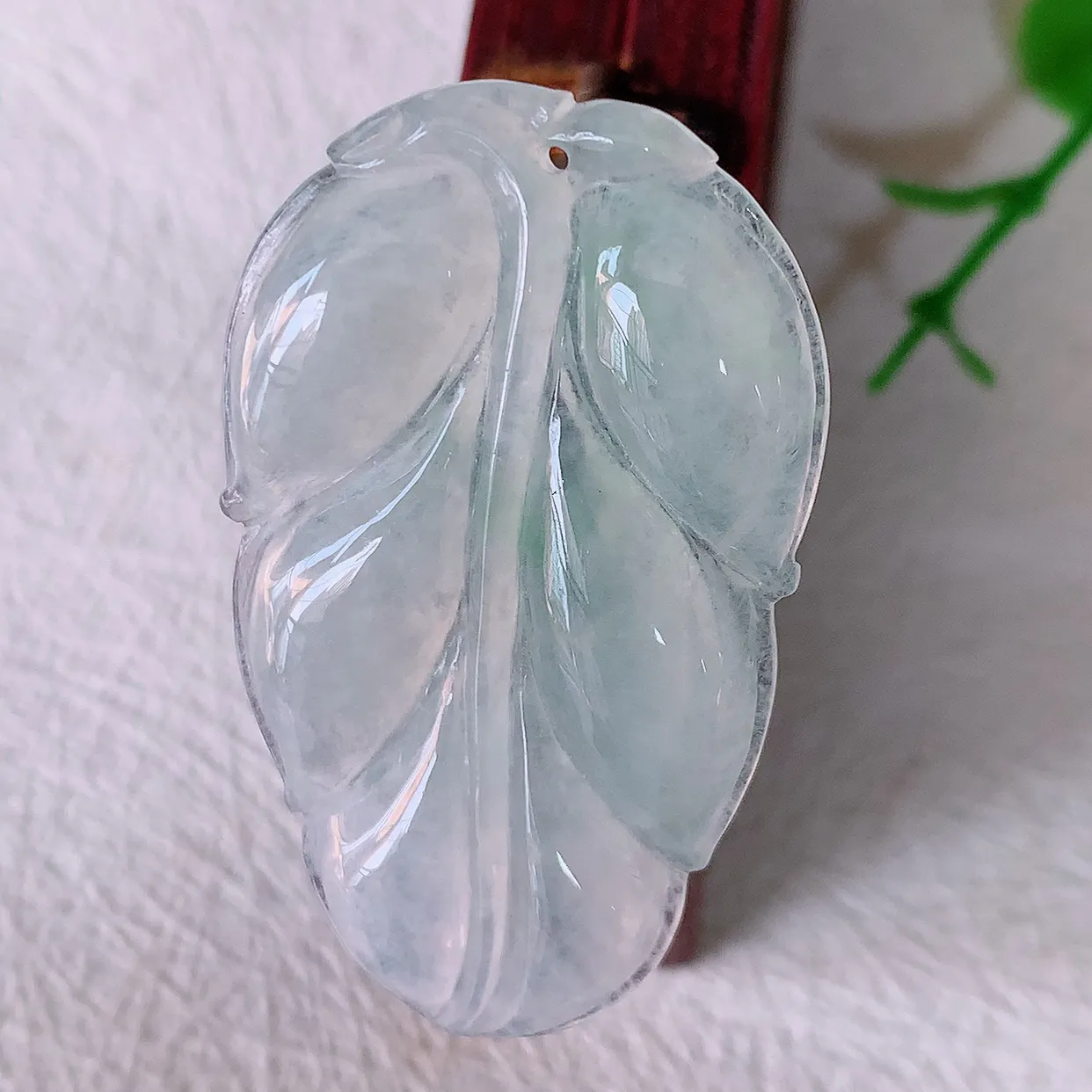 自然光实拍，冰种飘花翡翠事业有成叶子吊坠，莹润且起胶，叶子清秀优雅，佩戴大业有成！#57.13