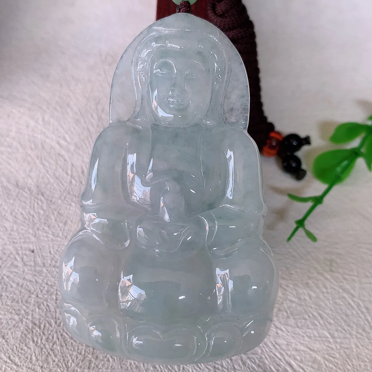 自然光实拍，大件冰翡翠观音菩萨吊坠，净瓶观音，冰透亮泽，美观亮丽，观音面相端庄#46.13