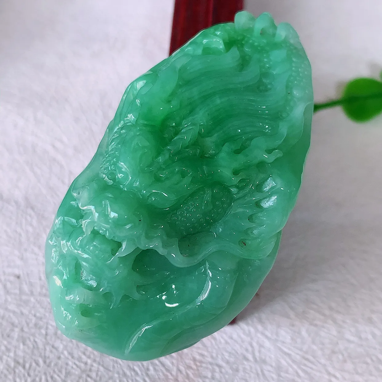 自然光实拍，精雕满绿翡翠龙牌吊坠，龙行天下，雕工立体精湛，翡翠龙牌，种老水足，配戴霸气时尚，值得收藏!#57.13