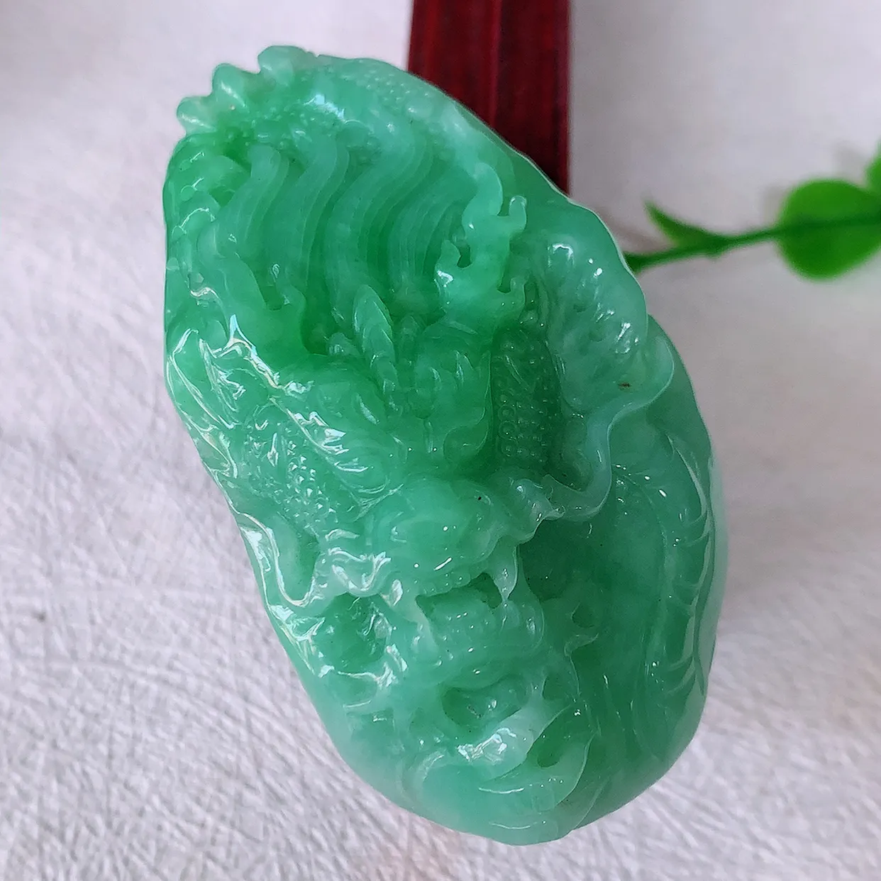 自然光实拍，精雕满绿翡翠龙牌吊坠，龙行天下，雕工立体精湛，翡翠龙牌，种老水足，配戴霸气时尚，值得收藏!#57.13