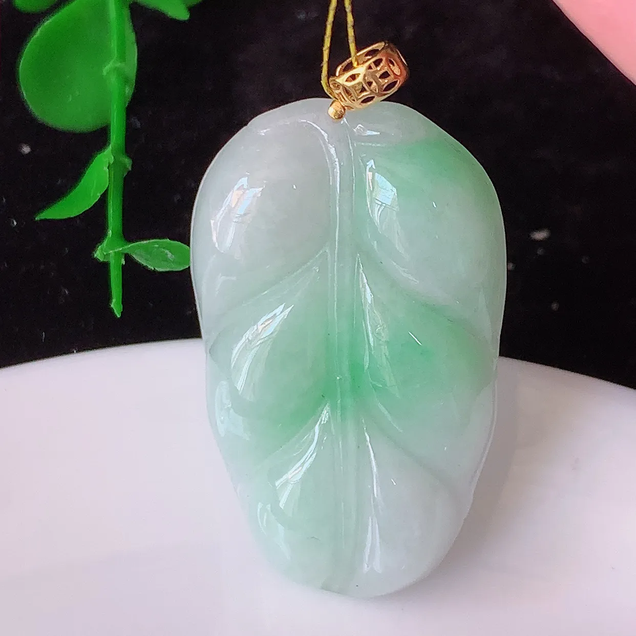 18K金镶嵌冰润飘绿翡翠叶子吊坠 ，种水足，色泽清新，工艺精湛，叶子寓意美好；金枝玉叶，事业有成。#