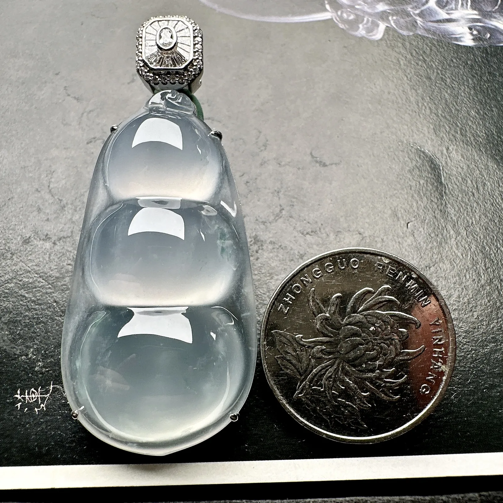 【冰种福豆吊坠】种地上乘，冰感十足，通透起光，饱满圆润，18k金钻镶嵌，裸石尺寸48*24.7*10.4毫米。