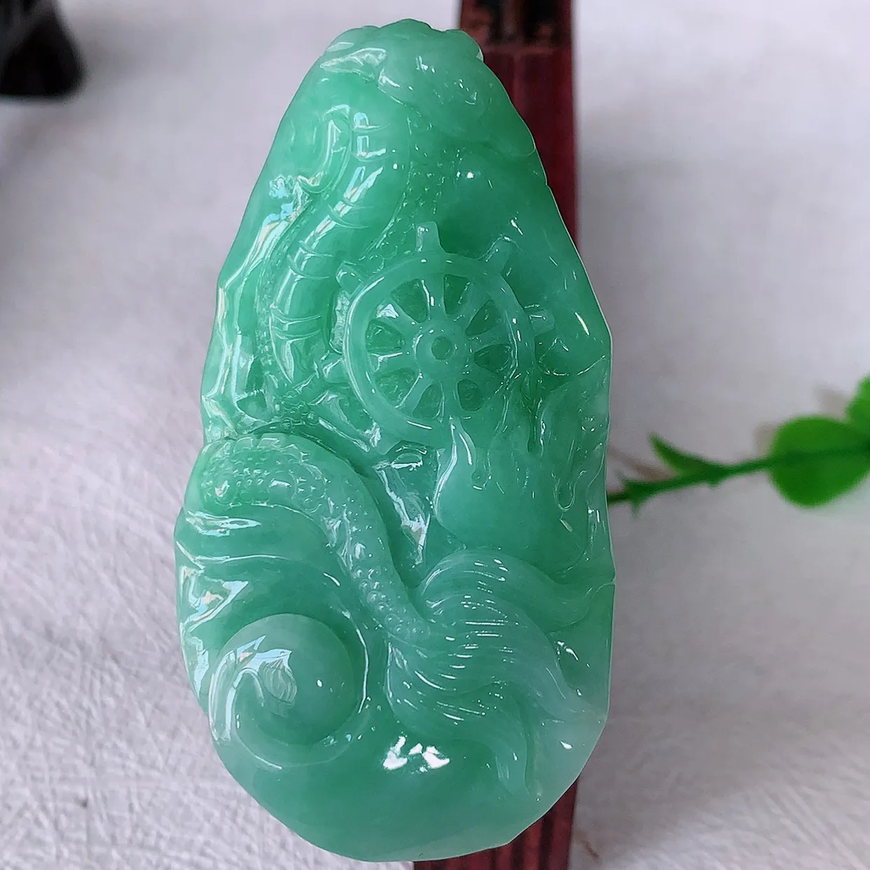 自然光实拍，精雕满绿翡翠龙牌吊坠，龙行天下，雕工立体精湛，翡翠龙牌，种老水足，配戴霸气时尚，值得收藏!#57.13