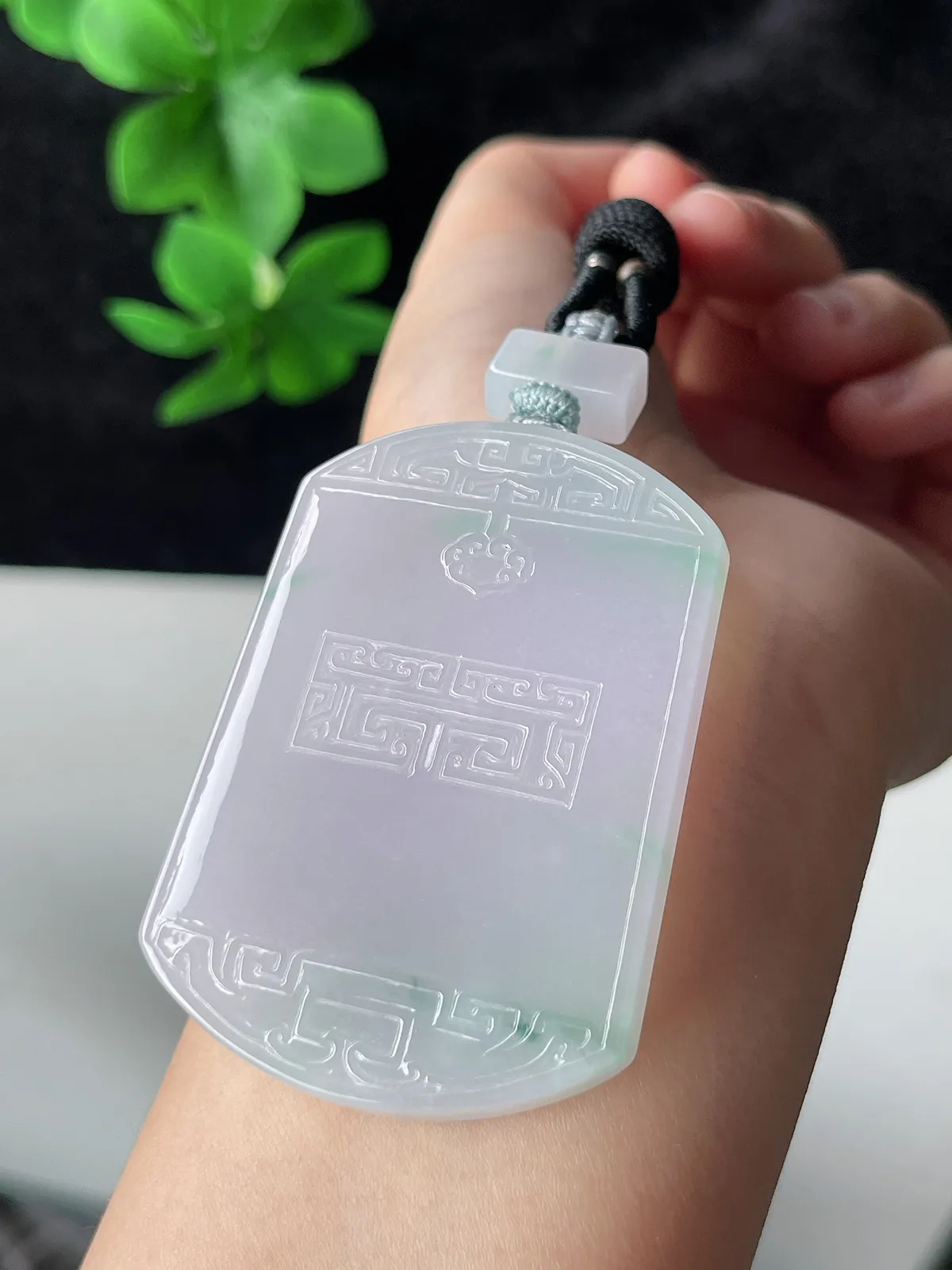 翡翠飘绿仿古无事牌吊坠