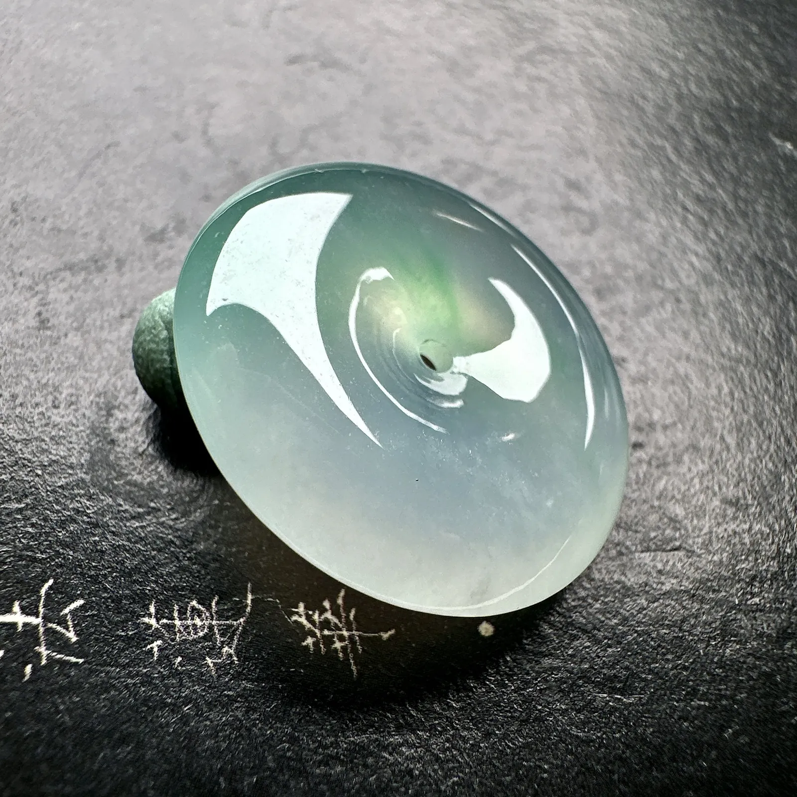 【冰种飘绿平安扣】质地非常细腻，冰润十足，种老冰透，收藏品质