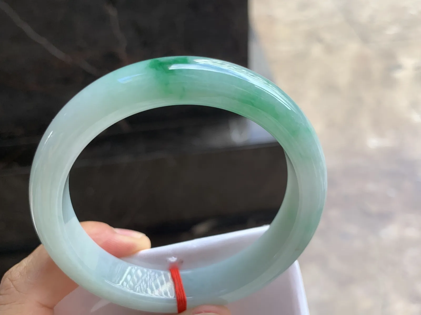 58-12.8-9.2mm
带色手镯 底子细腻干净 一抹绿很漂亮