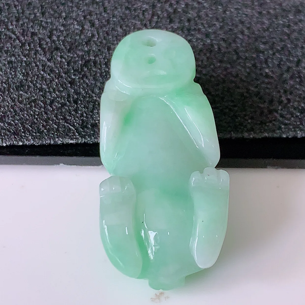 自然光实拍，冰润飘绿翡翠生肖兔吊坠，种老水足，雕工精湛 ，寓意美好，佩戴时尚出众！#87.13