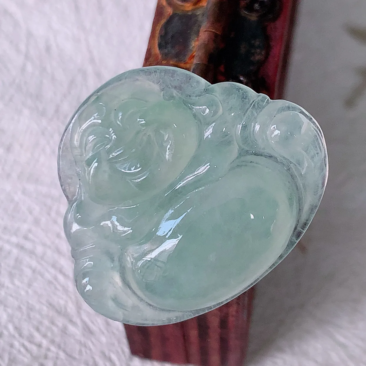 自然光实拍，冰种翡翠佛公，水灵起胶，翠色迷人，佛公在心中，一生平安，饱满圆润，开怀大笑佛公，配戴灵气十足！#57.13