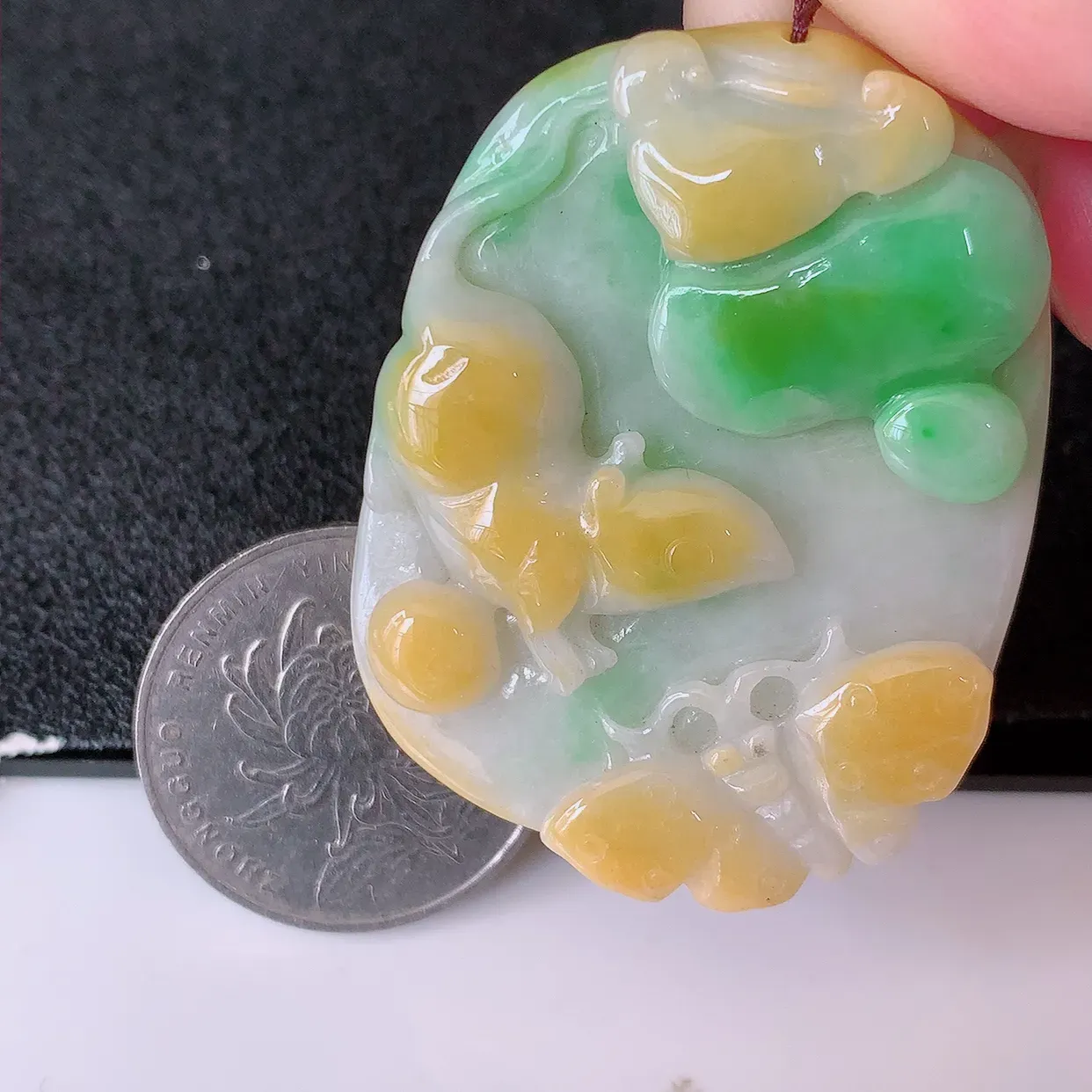 自然光实拍，冰润黄加绿翡翠生肖鼠牌吊坠，种老水足，雕工精湛 ，寓意美好，佩戴时尚出众！#87.13