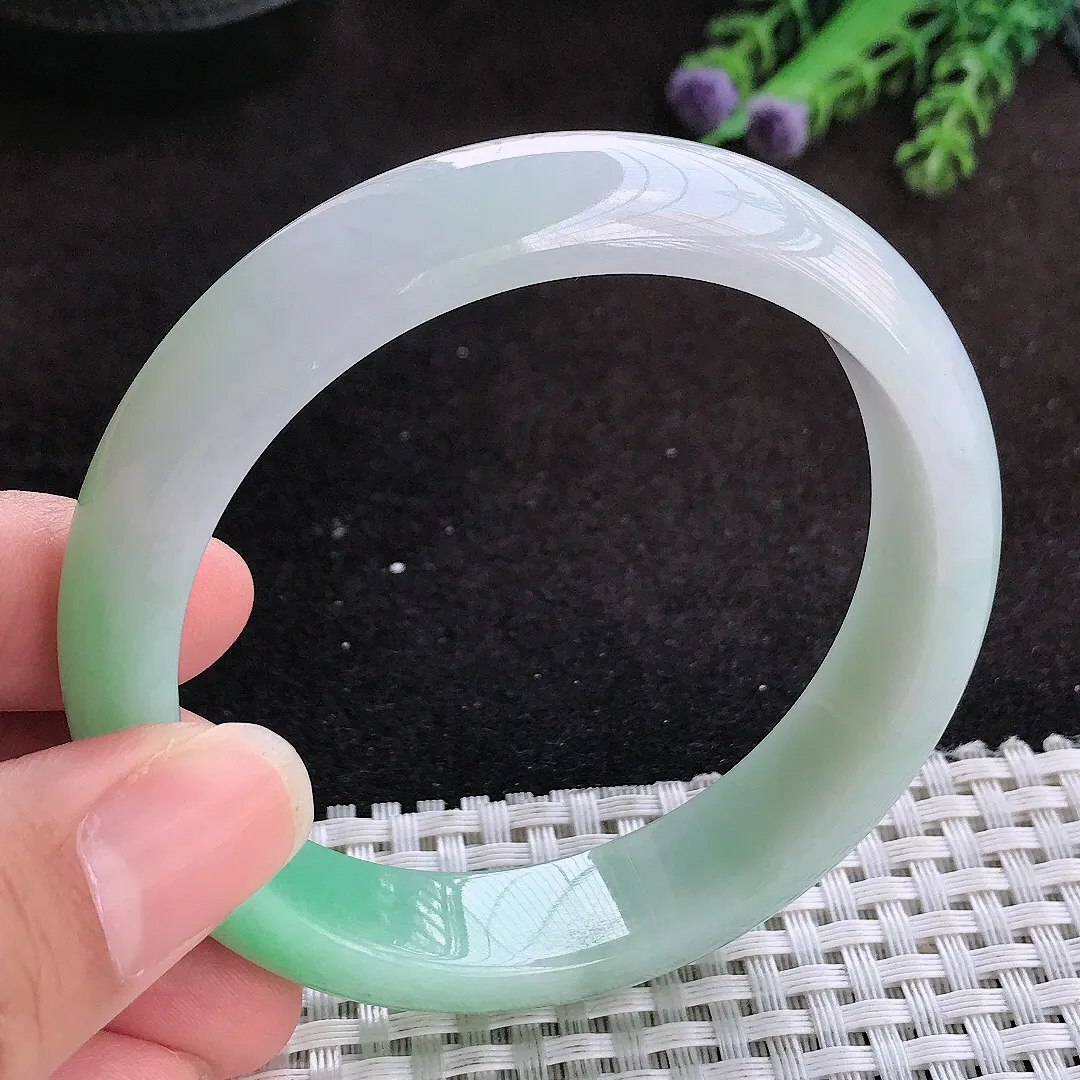 自然光58/13.6/7.9老坑精美温润飘绿手镯宽边玉镯子美人镯手环