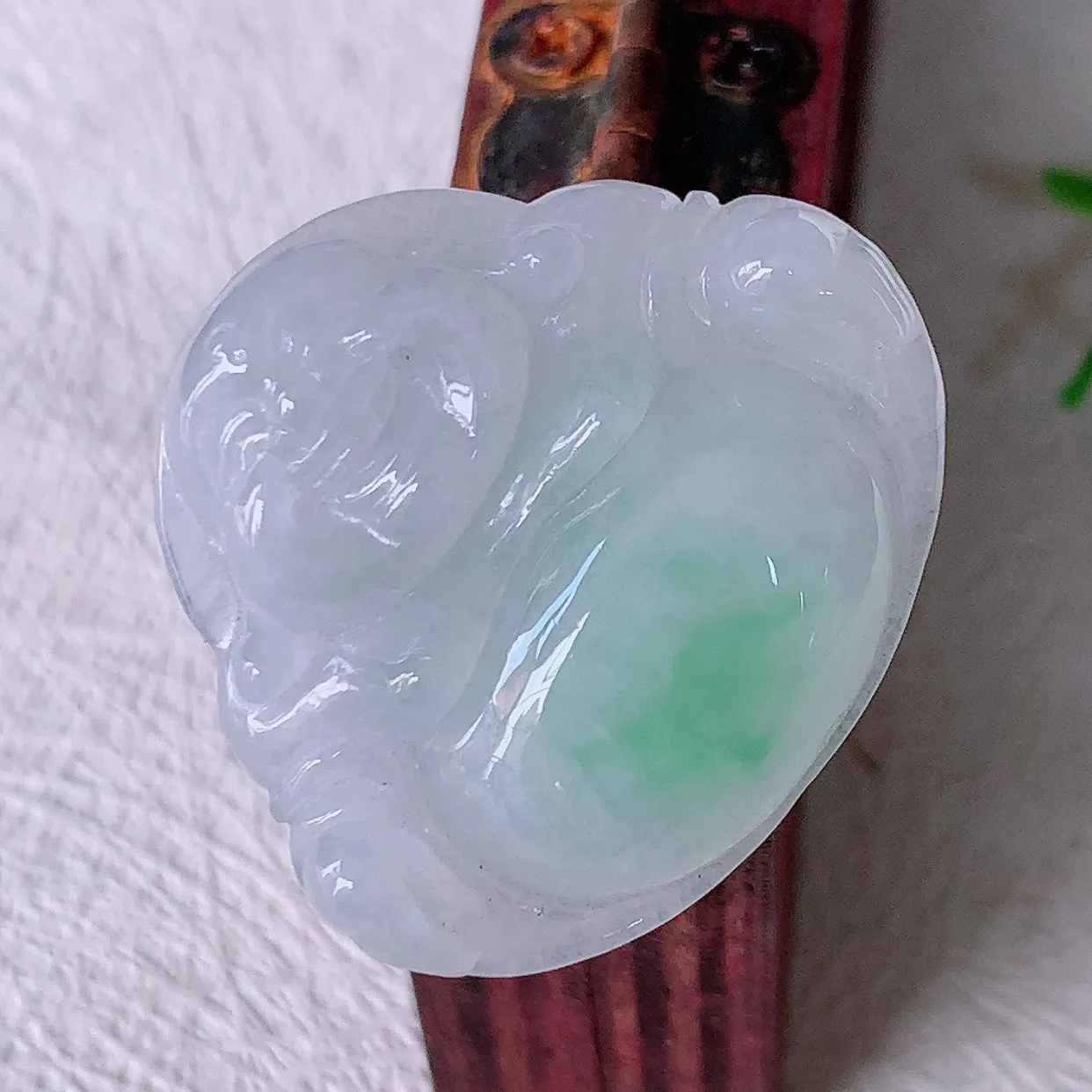 自然光实拍，冰润飘绿佛公吊坠，翡翠开心笑佛，种老水足，颜色漂亮，立体饱满圆润，佩戴效果赞#57.13