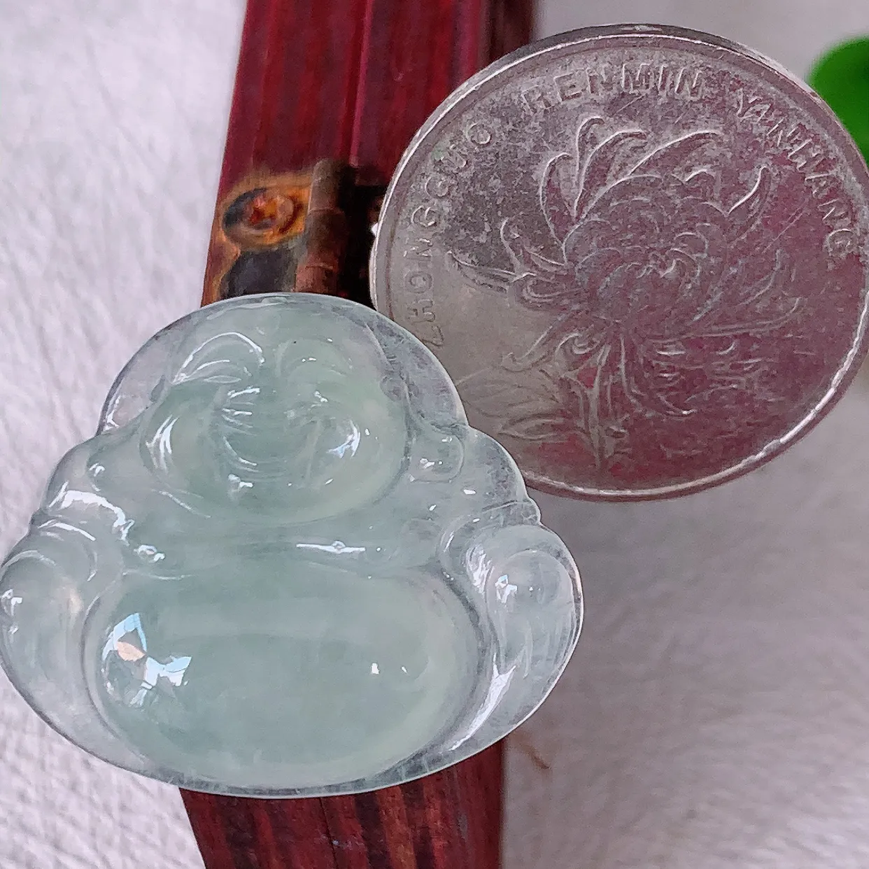 自然光实拍，冰种翡翠佛公，水灵起胶，翠色迷人，佛公在心中，一生平安，饱满圆润，开怀大笑佛公，配戴灵气十足！#57.13