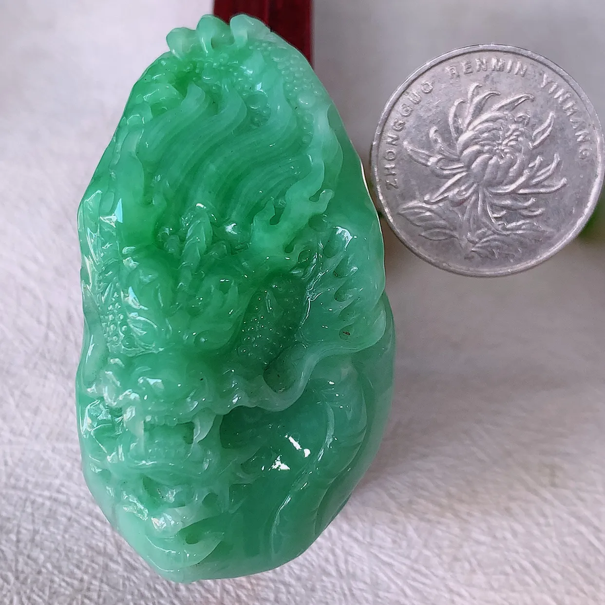 自然光实拍，精雕满绿翡翠龙牌吊坠，龙行天下，雕工立体精湛，翡翠龙牌，种老水足，配戴霸气时尚，值得收藏!#57.13