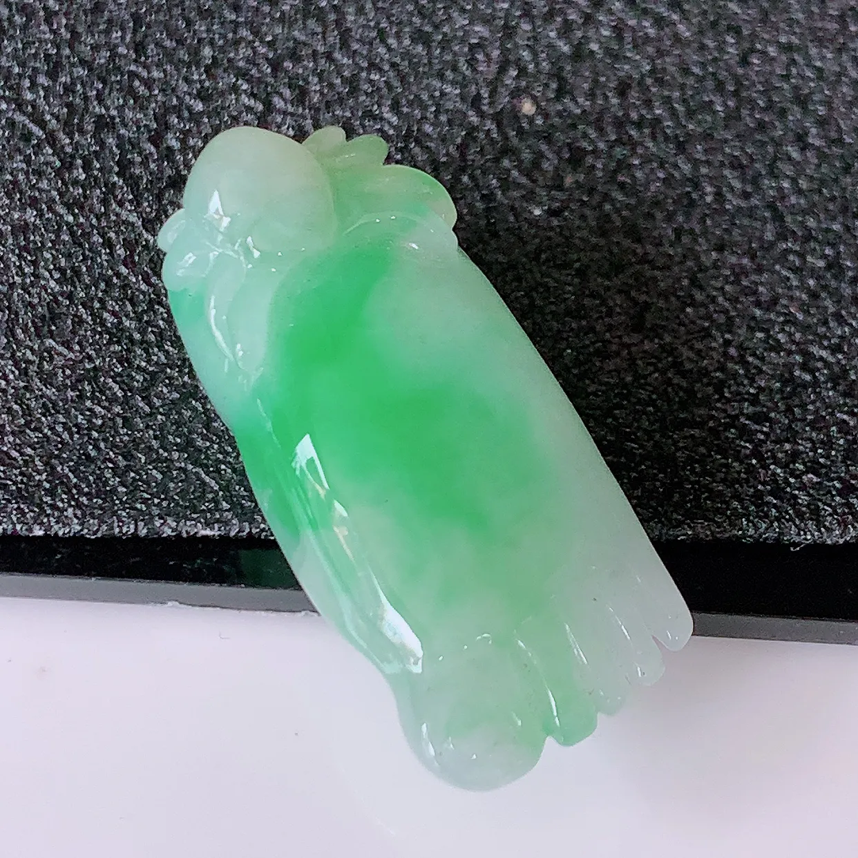 自然光实拍，冰润翡翠吊坠，种老水足，雕工精湛 ，寓意美好，佩戴时尚出众！#87.13