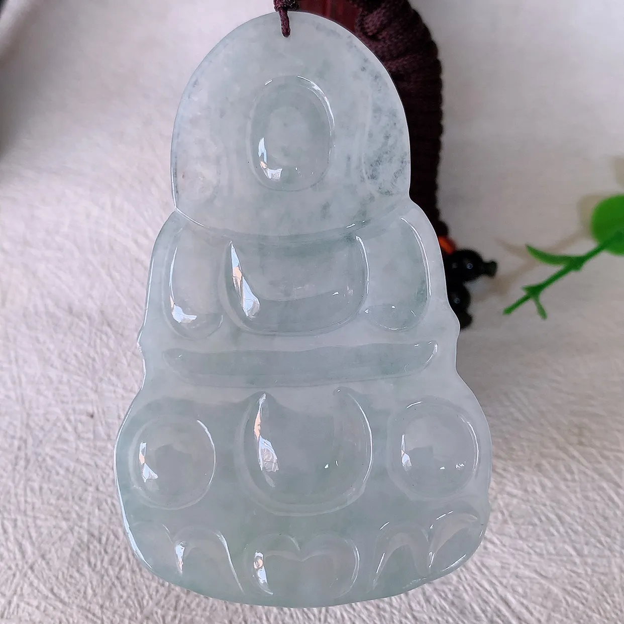 自然光实拍，大件冰翡翠观音菩萨吊坠，净瓶观音，冰透亮泽，美观亮丽，观音面相端庄#46.13