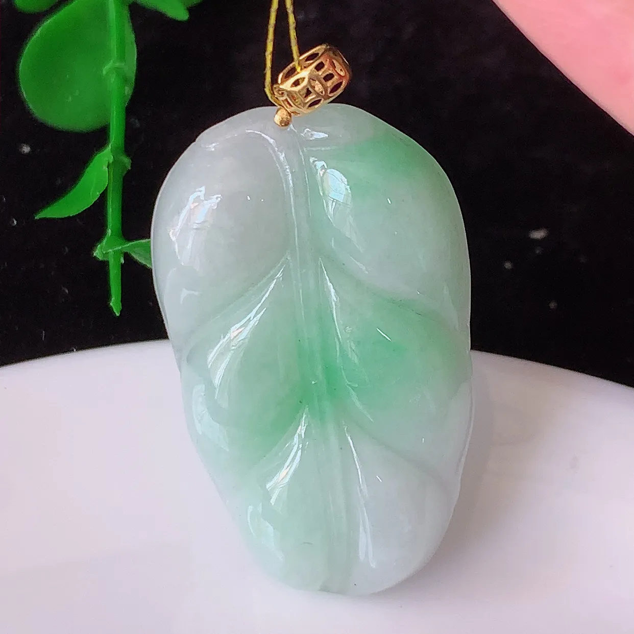18K金镶嵌冰润飘绿翡翠叶子吊坠 ，种水足，色泽清新，工艺精湛，叶子寓意美好；金枝玉叶，事业有成。#35.13