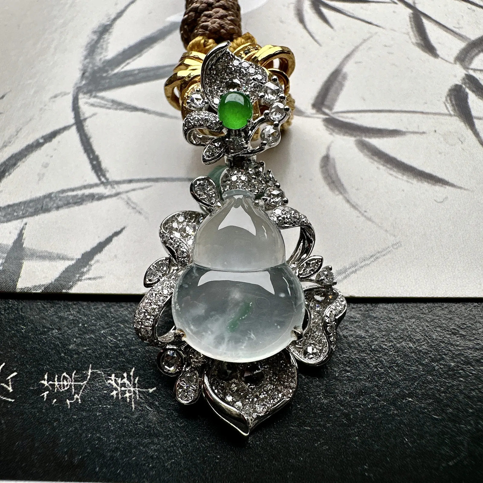 【冰种葫芦吊坠】质地细腻清爽，荧光感强烈，18K金钻镶嵌，裸石尺寸15.1*11.8*4.3毫米，盘