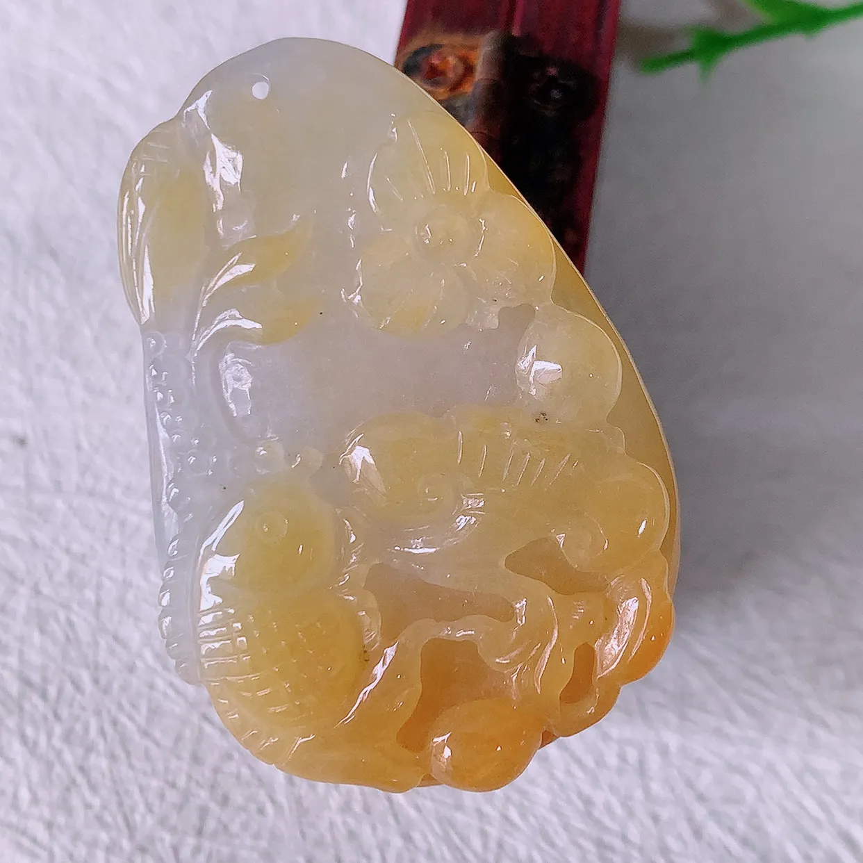 自然光实拍，冰黄翡双彩翡翠荷叶鱼、和和美美玉坠，财源广进，自然隐逸、荷本是素不着尘之物，有和美之寓意