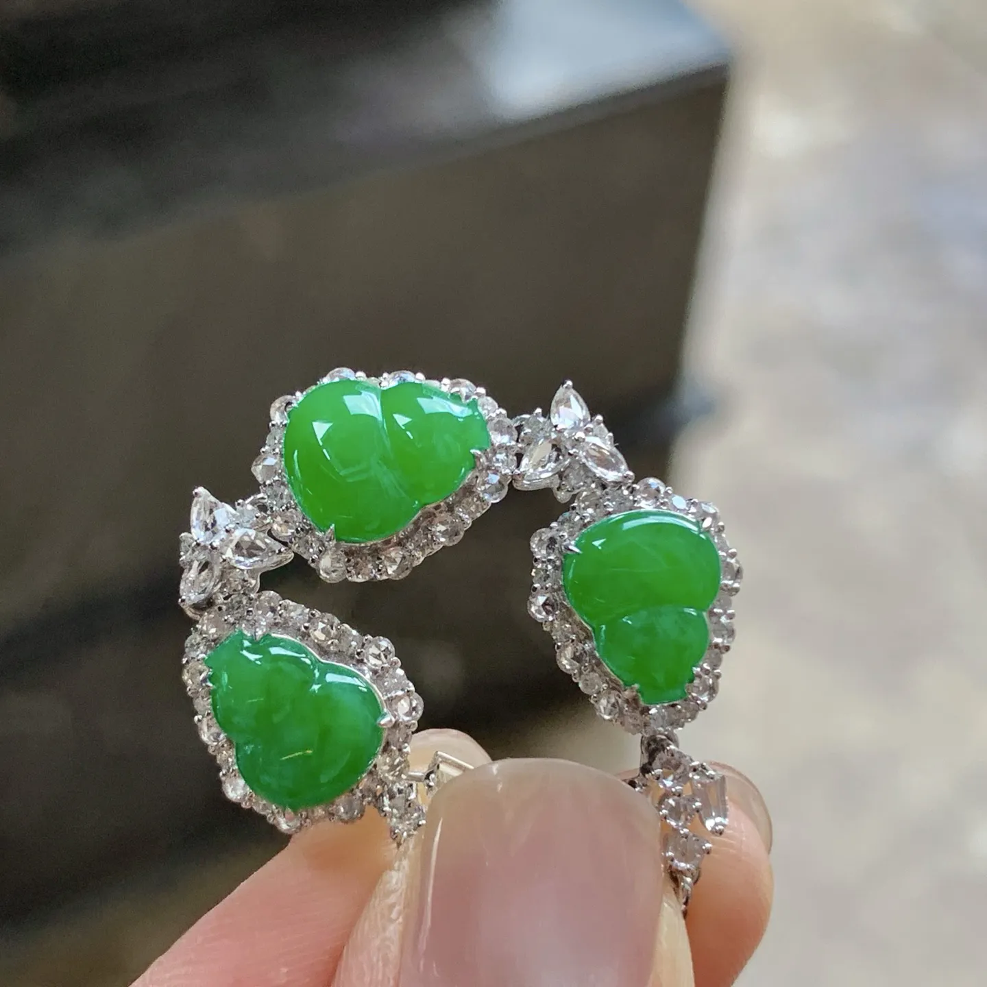 辣绿色葫芦手链^_^颜色鲜艳 玉质温润