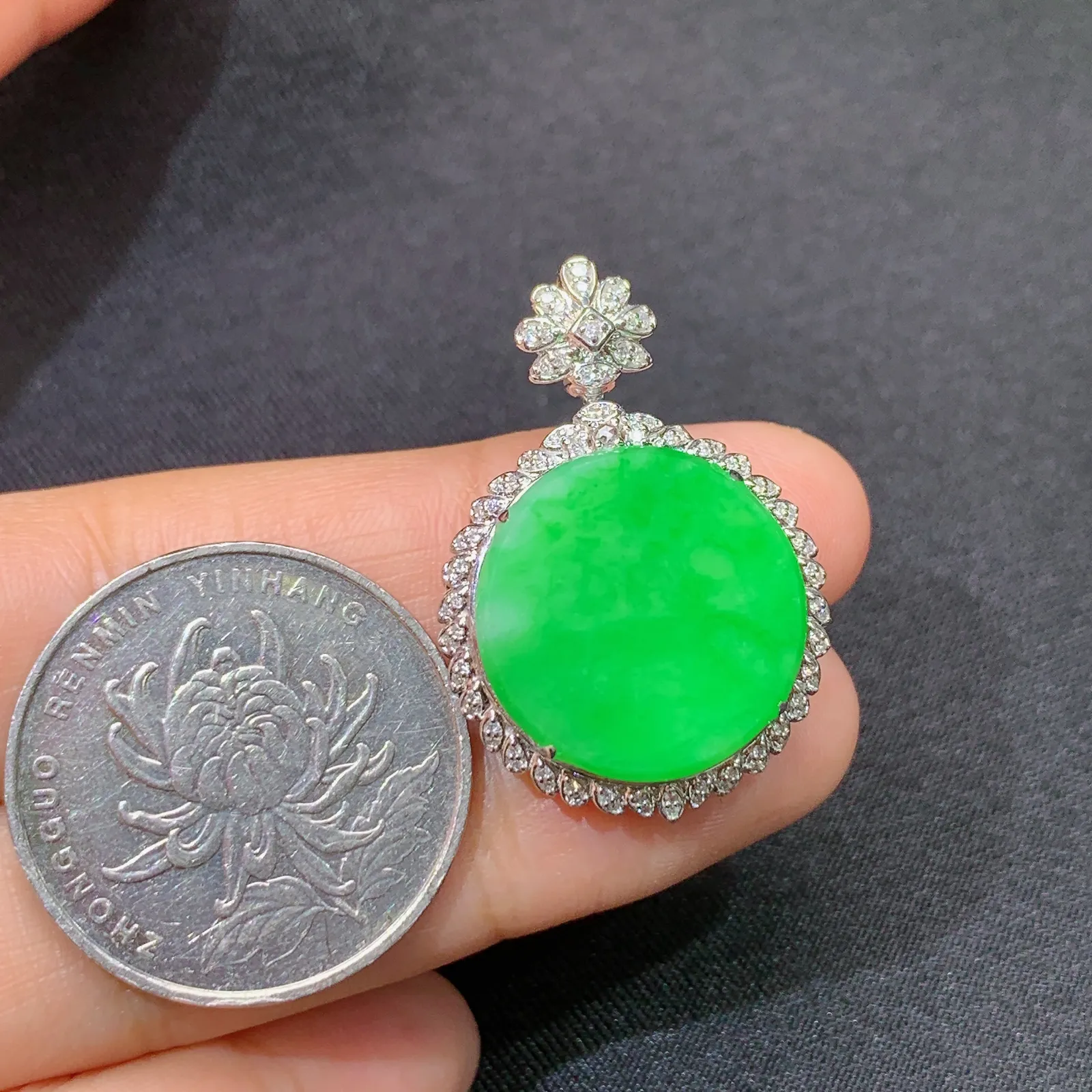 阳绿圆牌吊坠，18k金镶嵌，色泽鲜阳，冰润细腻，种水足 尺寸30.6*21.4*8.4