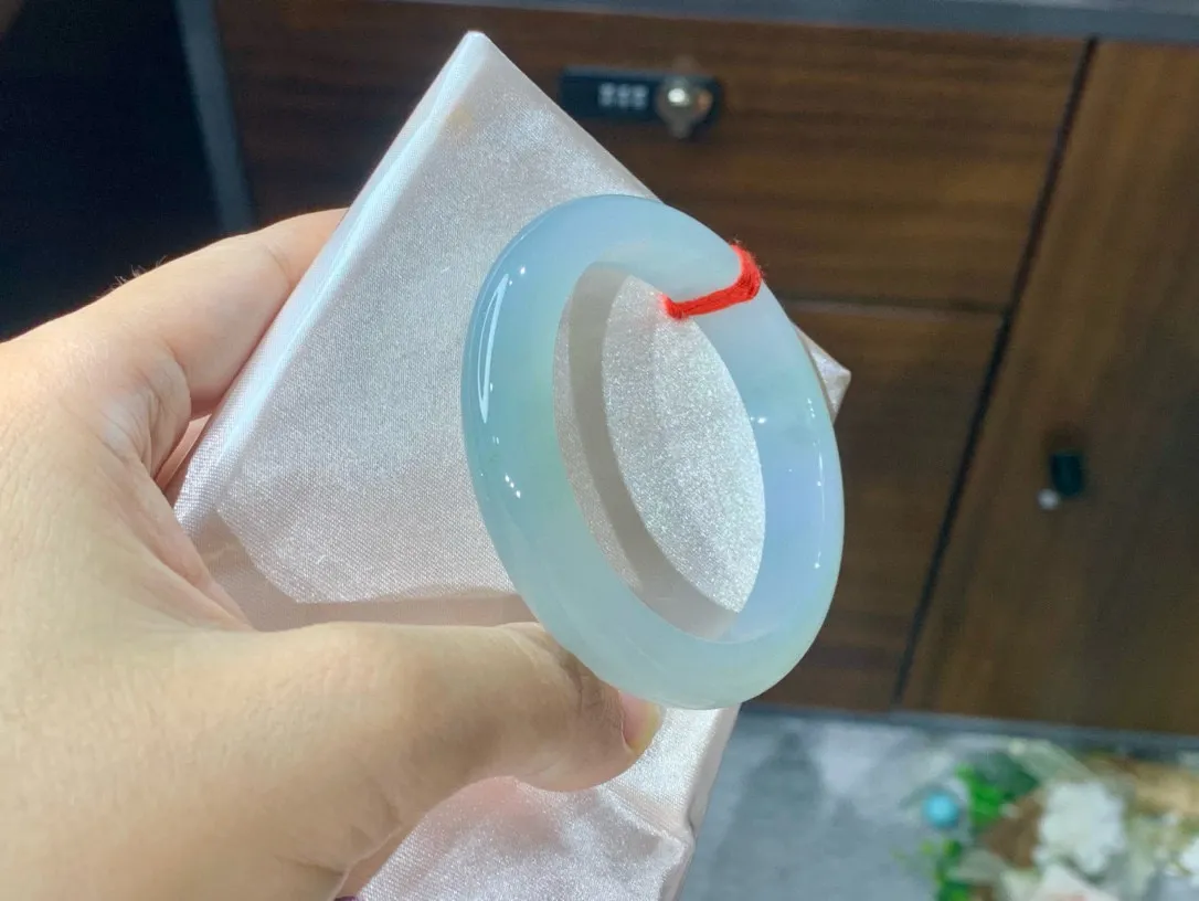 强烈推荐来捡漏，52圈口晴水正圈手镯，种老起胶，冰清玉洁，水润光泽，种水冰透，卡52-11.5-