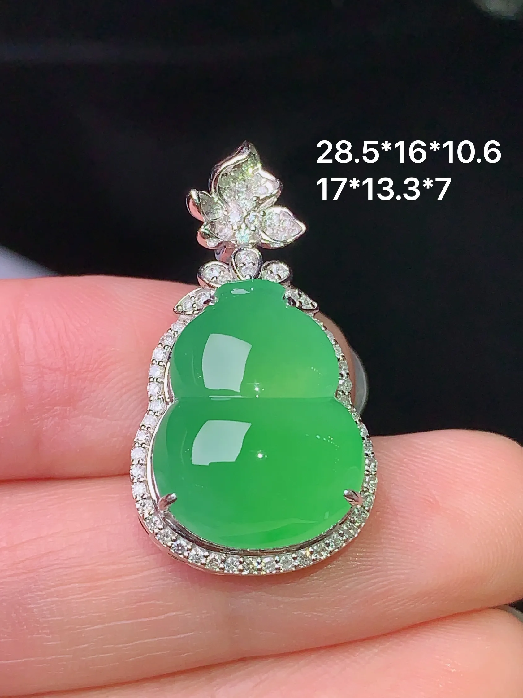 18k金钻镶嵌满绿葫芦吊坠 玉质细腻 色泽清新艳丽 整体尺寸28.5*16*10.6
