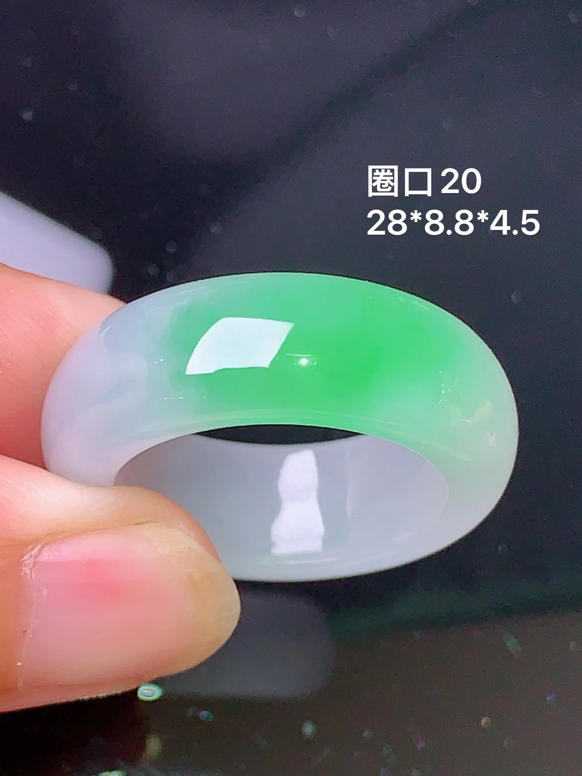 飘绿指环 玉质细腻 色泽清新艳丽 圈口20 整体尺寸28*8.8*4.5