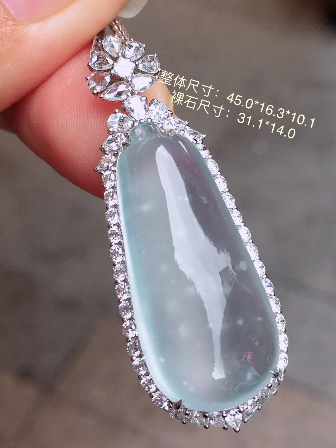 冰种福瓜吊坠，玉质细腻，荧光感超
强，饱满圆润，尽显优雅气质，18k
金豪华镶嵌