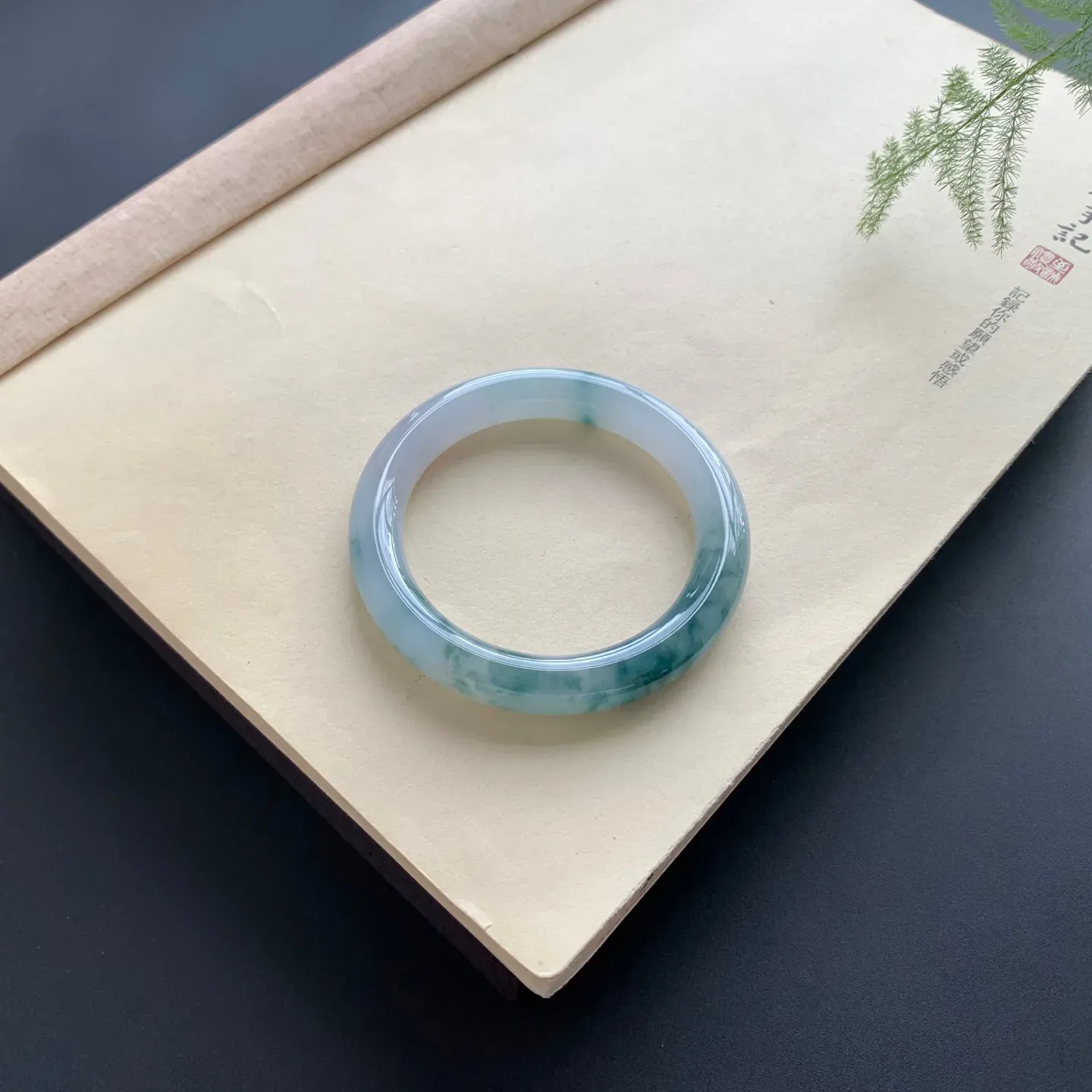 52圈口飘花圆条手镯 尺寸：52-9.5-9.8，细腻光滑，花色浓郁