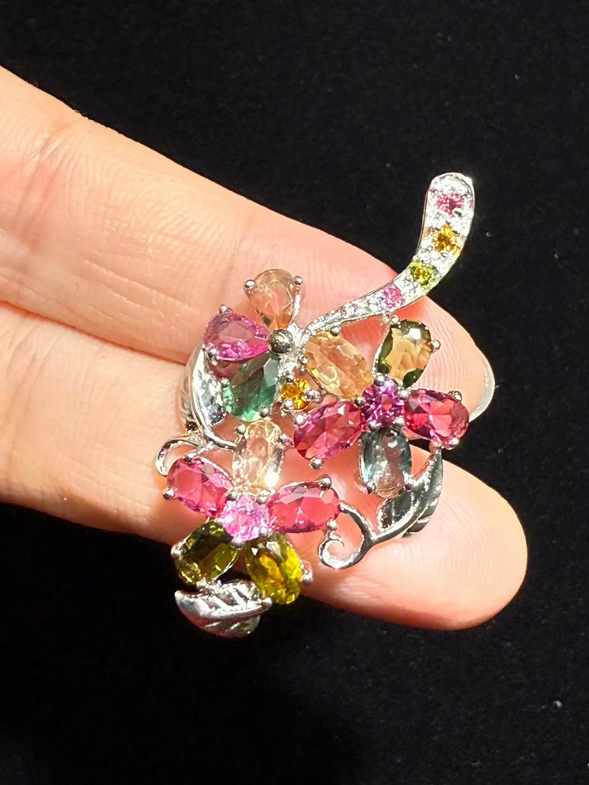 天然巴西糖果色碧玺吊坠，整体尺寸42.6*24mm，925银精工镶嵌，彩虹碧玺吊坠，手工精心选料[色]颜色美，晶体好，近全净体