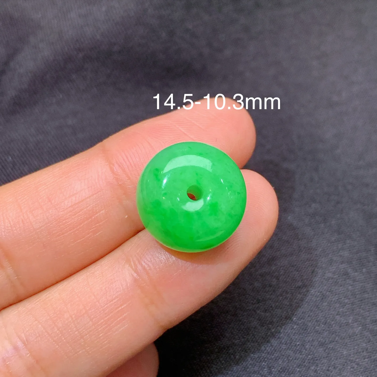阳绿路路通，镶嵌佳品，冰润色阳，种水足 尺寸14.5*10.3