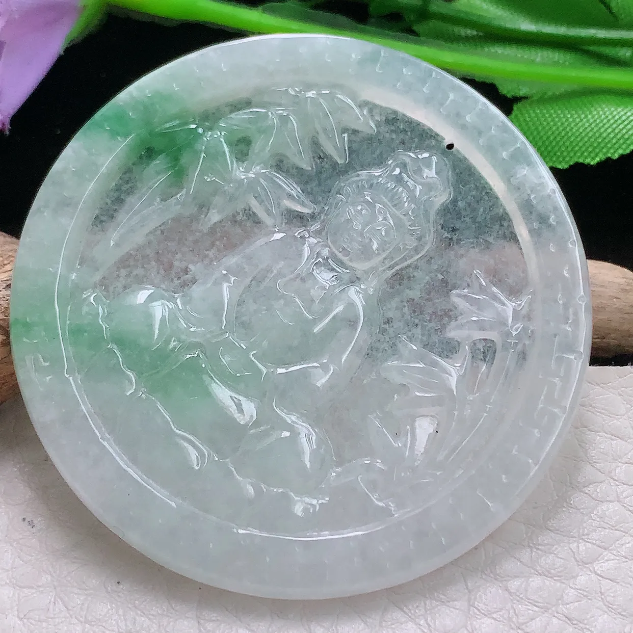 zen实拍53*3.3缅甸翡翠飘A货飘绿山水观音圆牌玉挂件 玉吊坠